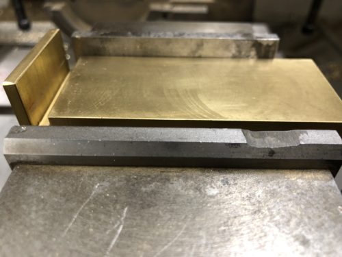 真鍮製治具を使用した加工段取りの様子